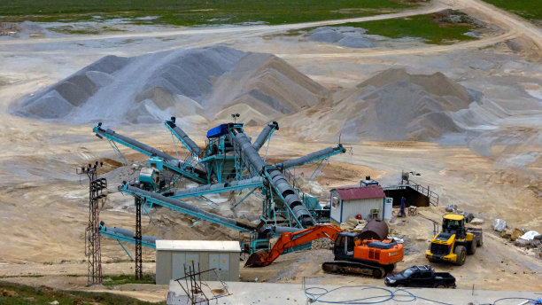 工程机械在施工区域工作图片下载