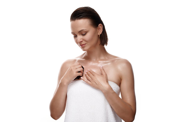 中年女性用刮痧。面部提拉和皮肤按摩。女人用水粉石按摩她的身体。隔离白色背景图片下载