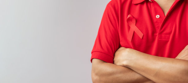 红丝带为12月的世界艾滋病日、获得性免疫缺陷综合征、多发性骨髓瘤癌症宣传月和全国红丝带周。保健和世界癌症日的概念图片下载