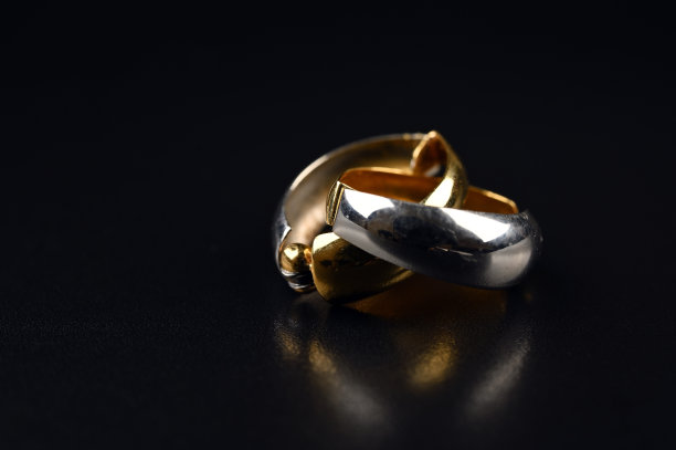 黑色背景上的金银耳环图片下载