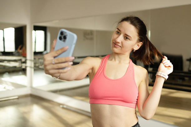 运动有问题。年轻有魅力的女人在开始在家里室内的垫子地板上锻炼之前给自己拍照图片下载