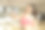 运动有问题。年轻有魅力的女人在开始在家里室内的垫子地板上锻炼之前给自己拍照图片下载
