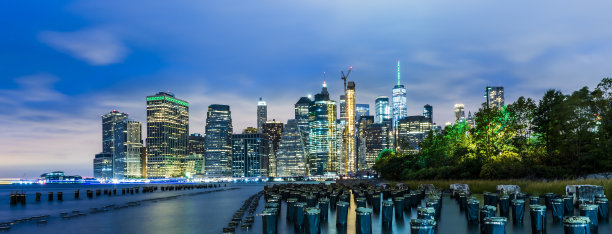 从布鲁克林大桥公园俯瞰曼哈顿夜景。美国纽约市。图片下载