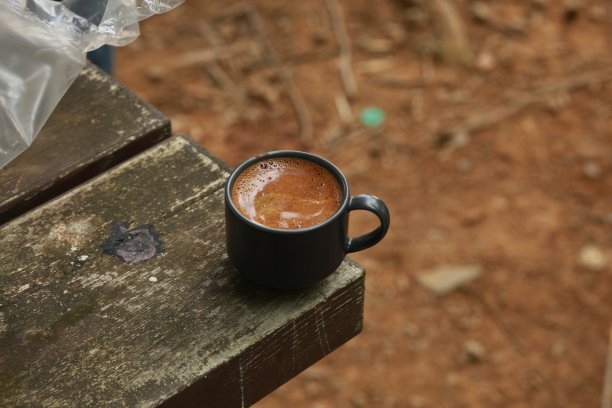 在大自然中享受土耳其咖啡图片下载