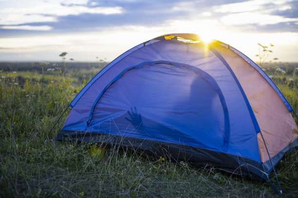 夏季日落时分山景上的游客帐篷。旅游冒险旅游生活理念。图片下载
