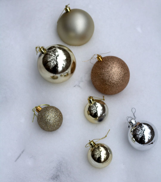 圣诞装饰品躺在雪地上的照片图片下载