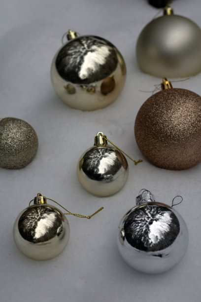 圆形玩具躺在雪地里的照片图片下载