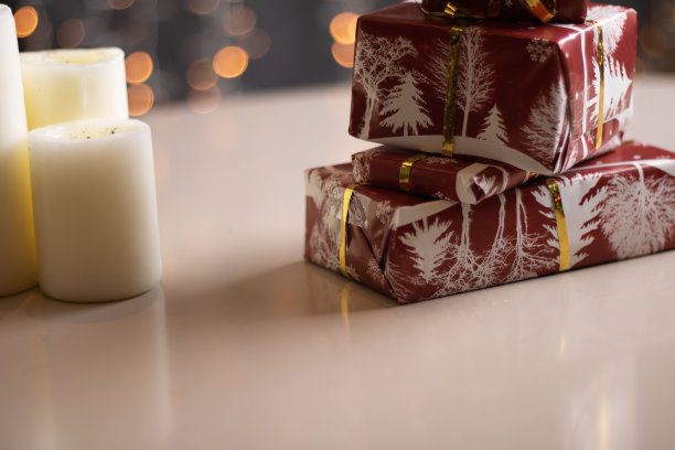 桌上包装好的礼物照片图片下载