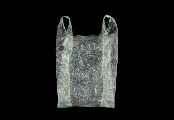 塑料袋隔离在黑色背景上。图片下载