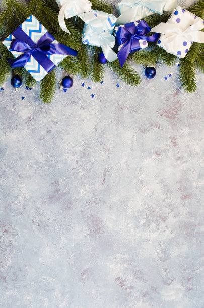 圣诞节的背景。礼盒和冷杉树枝装饰在蓝色。图片下载