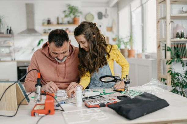 父亲和女儿建造机器人图片下载