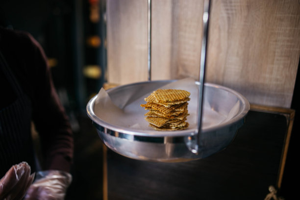 糖果师在餐厅厨房装饰糖果。糕点师正在制作手工作者蛋糕。烹饪食物的概念。图片下载