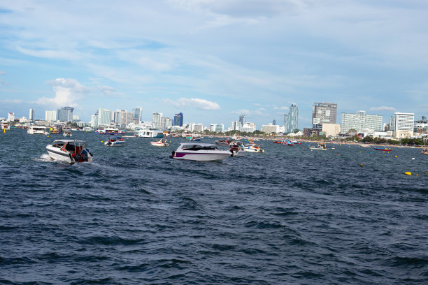 城市和大海。泰国芭堤雅图片下载