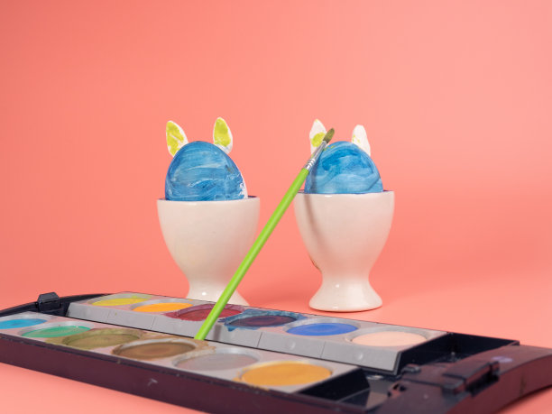 给复活节彩蛋上色。用粉色背景装饰复活节彩蛋。图片下载