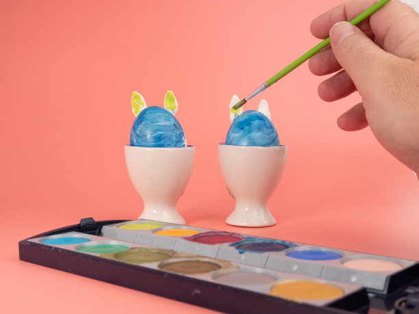 给复活节彩蛋上色。用粉色背景装饰复活节彩蛋。图片下载