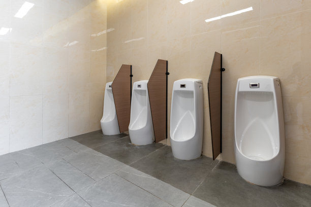 清洁男浴室的陶瓷小便池图片下载