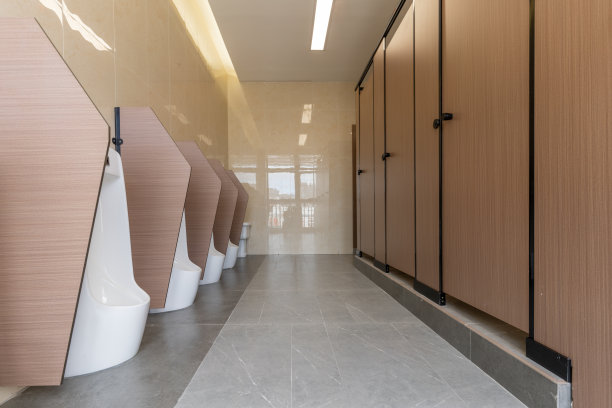 空荡荡的男厕里的小便池图片下载