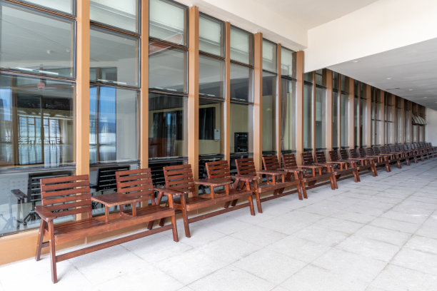 空大厅的等候区有椅子图片下载