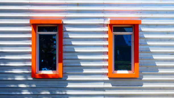 有两扇橙色窗户的房子图片下载