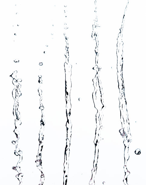 形状形成水滴飞溅成水滴线管攻击空中飘动和定格冻结镜头。飞溅水为纹理图形资源元素，白色背景隔离图片下载