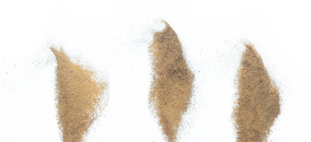 飞沙爆炸，金沙波浪爆炸。抽象的沙子云飞。黄色的沙子飞溅在空中。白色背景隔离高速快门，抛出定格动作图片下载