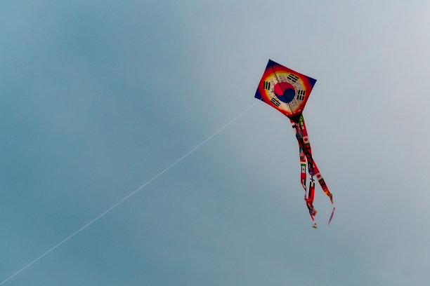 庆州公园风筝上的韩国国旗图片下载