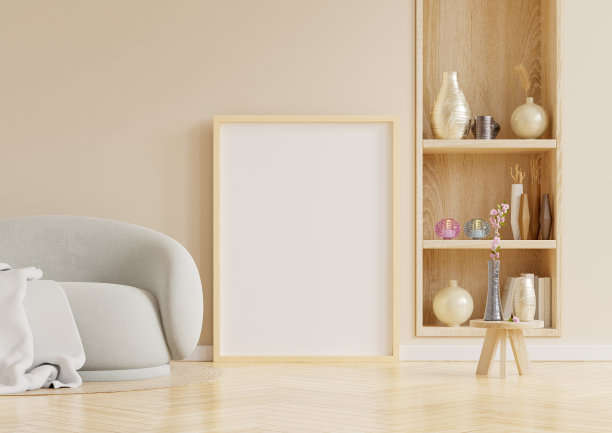 空木架立在地板上，有沙发和装饰。图片下载