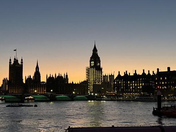 大本钟在日落时分整修结束前图片下载