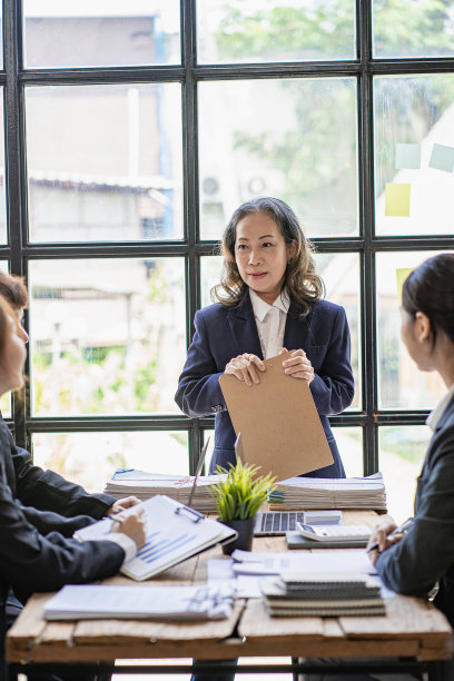 亚洲女商人在正式会议上与员工交谈，不同的客户合作伙伴倾听高级管理团队领导人的讲话。图片下载