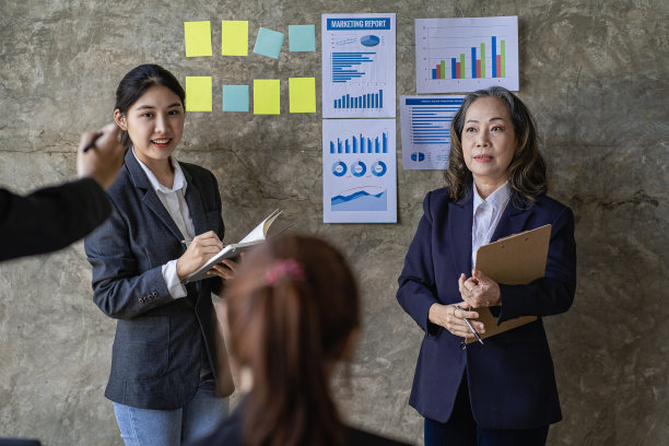 亚洲女商人在正式会议上与员工交谈，不同的客户合作伙伴倾听高级管理团队领导人的讲话。图片下载