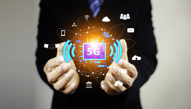 5G技术网络连接世界各地的无线设备。对于手持智能手机、图标相互连接的数字世界中的企业来说，5G技术至关重要图片下载