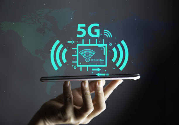 5G技术网络连接世界各地的无线设备。对于手持智能手机、图标相互连接的数字世界中的企业来说，5G技术至关重要图片下载