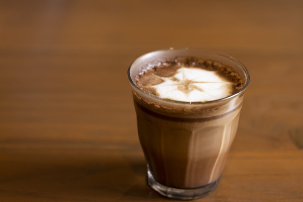 一杯咖啡放在木桌上图片下载