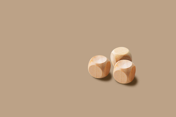 空白木块在奶油色隔离的背景与复制空间极简主义风格图片下载