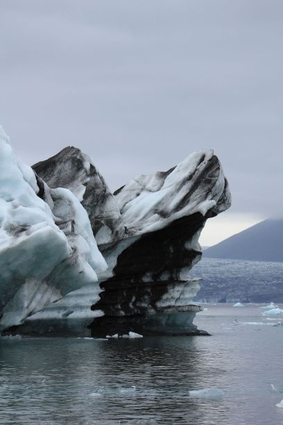 垂直拍摄的冰山在Jokulsarlon，冰岛的一个冰川湖。图片下载