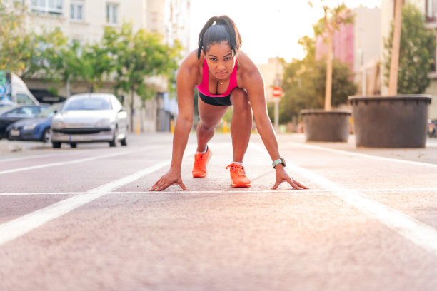 站在田径跑道起跑线上的运动员图片下载