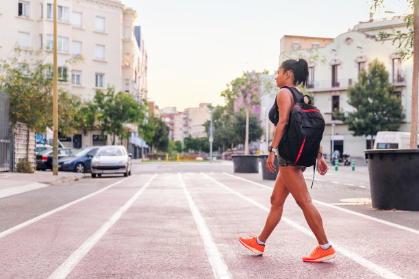 在跑道上行走的拉丁女运动员图片下载