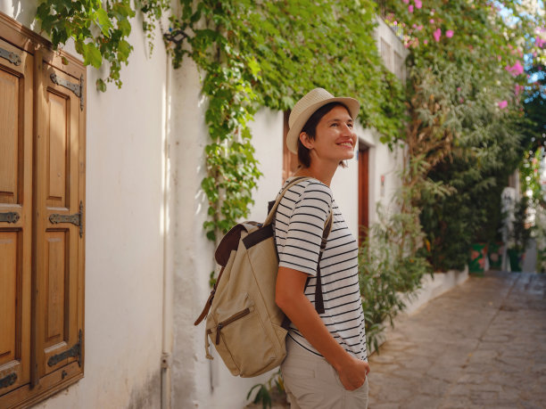 老马尔马里斯美丽街道上的女游客。图片下载
