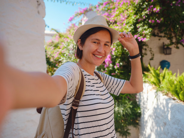 老马尔马里斯美丽街道上的女游客。图片下载