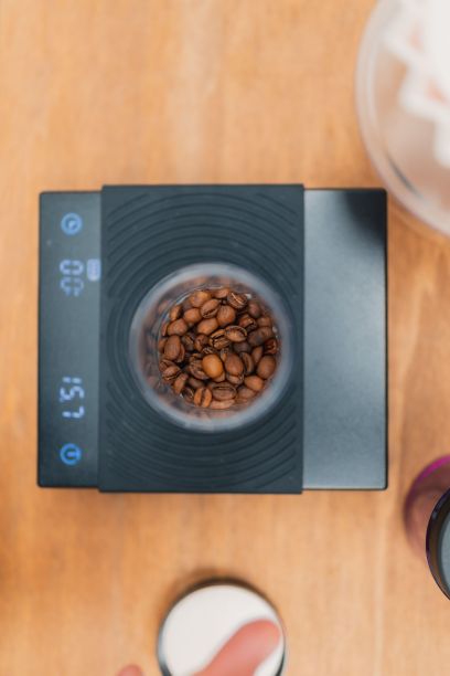 用设备制作浓咖啡的过程的垂直镜头图片下载