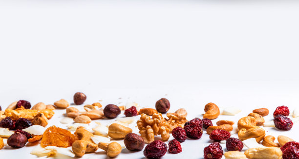 灰色背景上有许多混合坚果和干果图案。侧视图。图片下载