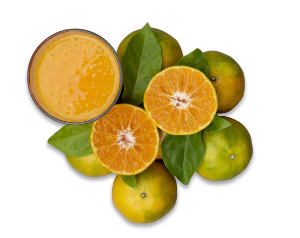 俯视图橙汁在玻璃和新鲜柑橘周围与修剪路径图片下载