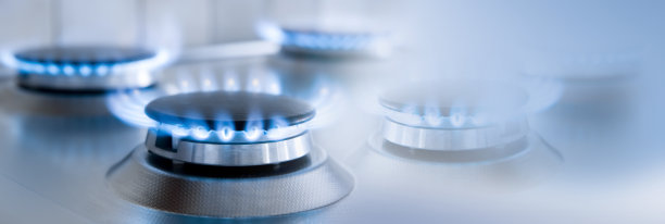 煤气炉上燃烧的煤气火焰，背景模糊图片下载