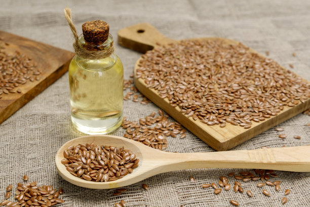 从亚麻籽中提取油。亚麻籽油是由亚麻籽制成的。有选择性的重点。图片下载