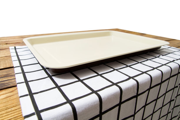 烤盘。格子桌布上的棕色木桌孤立的背景。模型顶部视图。复制空间，空出食物的地方。感恩节，馅饼甜点，饼干清洁烘焙形式。有选择性的重点图片下载