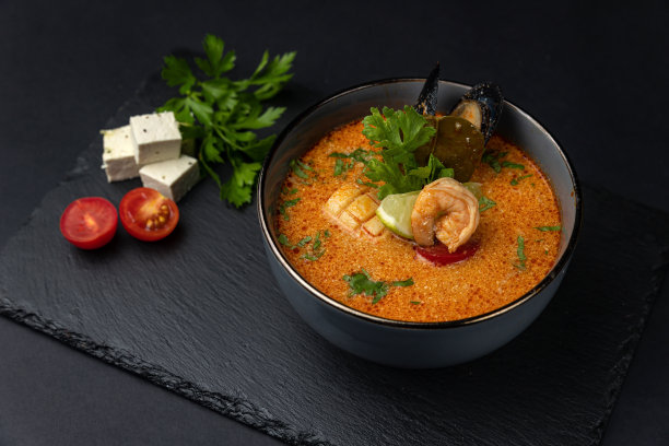 厨师在餐厅里煮的美味汤图片下载