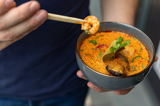 厨师在餐厅里煮的美味汤图片下载