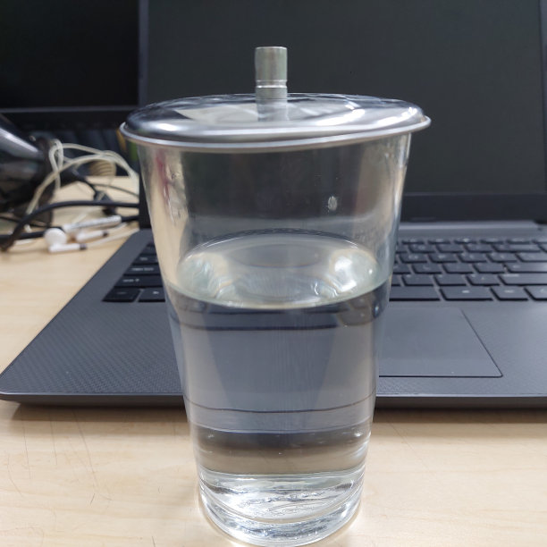 在笔记本电脑前准备一杯水图片下载