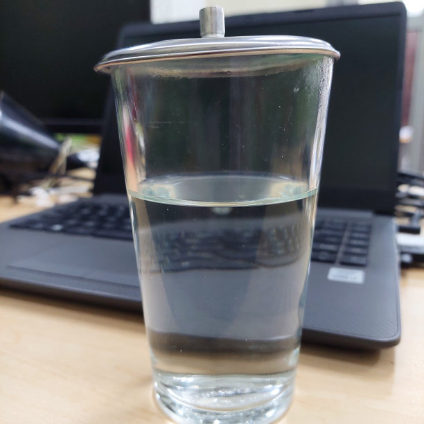 在笔记本电脑前准备一杯水图片下载