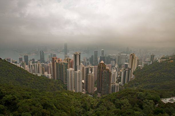 从太平山顶俯瞰中国香港的摩天大楼和现代建筑图片下载